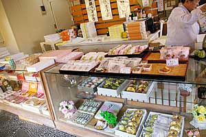 ������e����